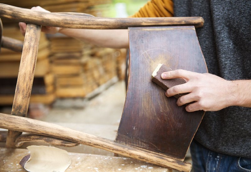 Przerabiane starych mebli jako pomysł na biznes
